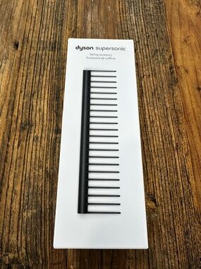 Dyson White Detangling Comb Packaging